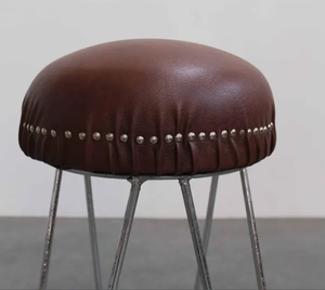 Taburete de Bar Moderno de Cuero Marrón, Directo de Fábrica, Asiento Redondo Acolchado, Silla Alta para Mostrador, Patas de Horquilla Plateadas - Product Image 3