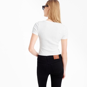 ขายส่งโพลีเอสเตอร์โลโก้ที่กําหนดเองระบายอากาศคอวีเสื้อยืดกีฬาแห้งพอดีเสื้อกีฬายิมเสื้อยืดสําหรับผู้หญิง - Product Image 3