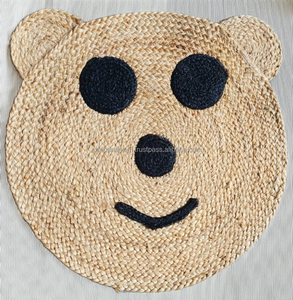 Alfombra Redonda de Yute Tejida a Mano con Materiales Sostenibles, Alfombra Redonda de Yute con Forma de Oso, Portátil y Adorable, de la India - Product Image 1