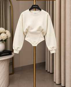 Sweat-shirt court beige pour femme avec body intégré, manches longues, col rond, style streetwear tendance - Product Image 6