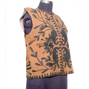 Gilet en coton respirant fait main pour femme – Élégant, décontracté, sans manches, avec col montant et boutons recouverts, idéal pour les soirées - Product Image 3