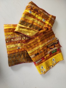 Écharpe en soie jaune à imprimé géométrique ethnique, forme carrée, multifonctionnelle, tendance pour femmes, toutes saisons - Product Image 1