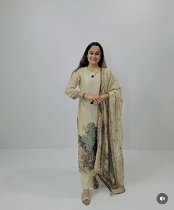 Ensemble 3 pièces bohème pour femme en lin beige 100% avec broderie unie, comprenant Kurta, pantalon et dupatta, coupe ample, longueur complète, col mandarin, pour le quotidien - Product Image 1