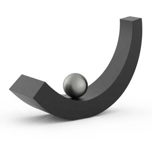 Urna Escultural en Forma de Arco de Metal Negro con Diseño de Curva en Forma de Media Luna, Detalle de Esfera Rodante y Soporte Distintivo para Cenizas Conmemorativas - Product Image 3