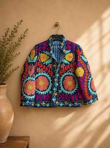 Veste Suzani brodée florale bleu marine audacieuse et artistique, style bohème ethnique, pour festival, pièce maîtresse unique - Product Image 2