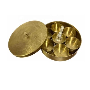 Hiện đại Truyền Thống vàng brass gia vị hộp 7 <span class=keywords><strong>container</strong></span> lưu trữ <span class=keywords><strong>Masala</strong></span> Dani gia vị hộp Organiser <span class=keywords><strong>Set</strong></span> với muỗng nhà đồ dùng nhà bếp - Product Image 5