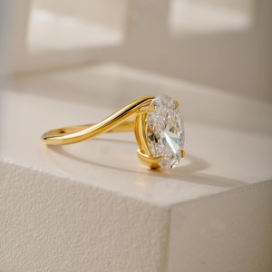 Anillo de Diamantes Cultivados en Laboratorio con Corte Ovalado en Oro Amarillo de 14K, Joyería Fina con Certificación IGI y Claridad VVS - Product Image 4