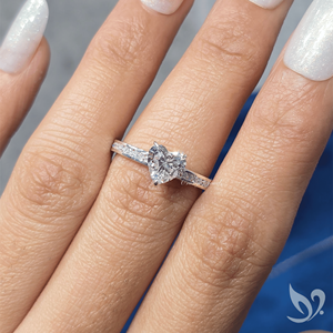 แหวนเพชรทรงหัวใจ 1 กะรัต เพาะเลี้ยงในห้องปฏิบัติการ รับรองโดย IGI ประดับเพชรแบบช่องและแบบฝังเต็มวง ตัวเรือนทองคำขาว 10K แหวนหมั้น - Product Image 5