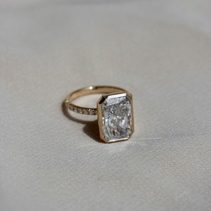 Anillo de Boda Minimalista con Diamante Cultivado en Laboratorio de Corte Radiante de 6.00CT en Oro Amarillo de 14K con Diamante Certificado por IGI para Mujer - Product Image 2