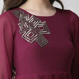 Robe de soirée longue en georgette rouge bordeaux pour femme, style européen, avec broderie géométrique et perles argentées sur le col - Product Image 1