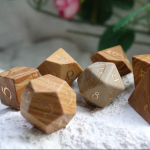 Juego de Dados Poliédricos de Madera Artesanal Premium (7 Piezas) Ecológico y Duradero para Juegos de Rol de Mesa Tradebyd - Product Image 1