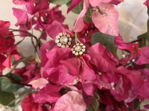 Boucles d'oreilles clous de luxe en forme de fleur avec strass en cristal, plaqué or 22 carats, bijoux pour femmes à porter au quotidien - Product Image 3