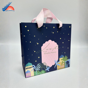 Sac en papier élégant pour magasin de vêtements avec illustration personnalisée et finitions de qualité supérieure - Product Image 4