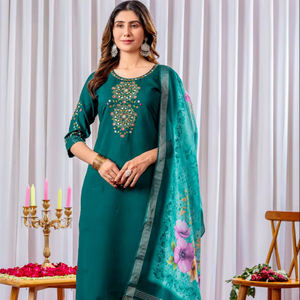 Ensemble Kurti ethnique de luxe avec broderie artisanale et dupatta en soie – Idéal pour le marché international de la mode - Product Image 1