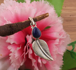 Collar de Joyería Botánica con Gema Azul Intenso, Plata de Ley 925 con Forma de Hoja de Circonio Natural, Chapado en Platino Vintage, Venta al por Mayor - Product Image 2