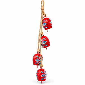 Guirlande de sonnette de porte rouge vif distinctive, mettant en valeur des motifs botaniques variés, des profils métalliques courbés et des détails de nœuds traditionnels - Product Image 3
