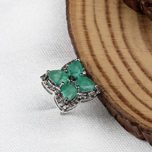 Vente en gros de boucles d'oreilles en argent sterling 925 massif avec émeraude naturelle, motif floral, pavé de diamants, Memoria Jewels - Product Image 4