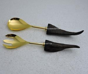 Servidor de ensalada de nuevo diseño en acero inoxidable chapado en oro con mango de cuerno negro. - Product Image 1