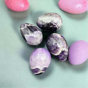 Œuf de cristal d'améthyste naturelle Chakralume Chevron, poli à la main, pierre précieuse violette pour la méditation, le Reiki, l'énergie des chakras et la décoration - Product Image 2