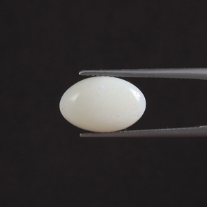 โอปอลธรรมชาติสีขาวคุณภาพพรีเมียม รับรองโดย IGI น้ำหนัก 5.14 กะรัต รูปทรงวงรี ตัดด้วยมือ ขัดเงา ผ่านการเคลือบแว็กซ์/น้ำมัน ขนาด 6 มม. - Product Image 1