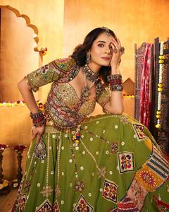 InCotton.M Lehenga Choli en Faux Georgette Brodé Rouge, Robe de Mariage Indienne Traditionnelle Longue, Coupe Classique pour Femme - Product Image 3