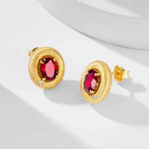 Pendientes de oro con rubí ovalado en el centro y detalles de diamantes, joyería clásica para mujer - Product Image 2