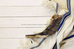 Cuerno Shofar hecho a mano de Israel, diseño auténtico con acabado medio pulido, ideal para ceremonias y colecciones religiosas - Product Image 3