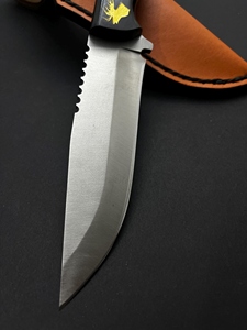 Cuchillo de caza y camping de acero D2, hoja fija con borde parcialmente dentado, mango de resina epoxi roja con diseño de piña, funda de cuero, 3 años de garantía. - Product Image 4