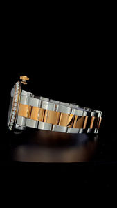 Reloj de oro rosa bicolor con esfera color chocolate, bisel con diamantes y función de fecha automática, y bisel con diamante moissanita VVS de 3 quilates. - Product Image 4