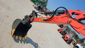 Excavadora Hidráulica Compacta Diseñada para Profesionales de Servicios Públicos y Paisajismo - Product Image 5