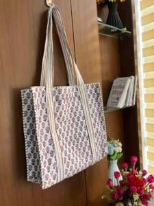 Sac fourre-tout de voyage matelassé à la main, multi-patchwork, le plus vendu, magnifique sac de shopping pour femme, fait main en tissu de coton Kantha, ouvert et lavable - Product Image 3
