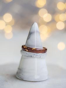 MN EXPORTS Anillo de Resina con Banda Lisa, Diseño Geométrico Moderno, Anillos de Boda Cristianos, Joyería Unisex para Uso Diario, Personalizable - Product Image 4