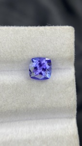 Tanzanite naturelle certifiée de 7 mm, taille coussin carrée, avec une couleur et un lustre excellents, zoïsite naturelle, pierre précieuse non montée de 1,47 carat - Product Image 2