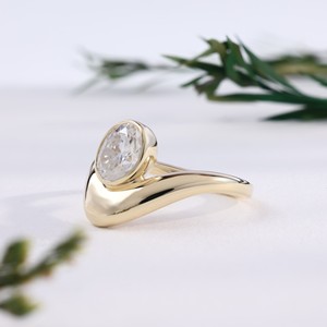 Anillo Solitario Minimalista de Oro Amarillo con Diamante de Corte Ovalado, Engaste de Ola Abstracta Único, Anillos de Compromiso y Boda, Joyería Fina - Product Image 2
