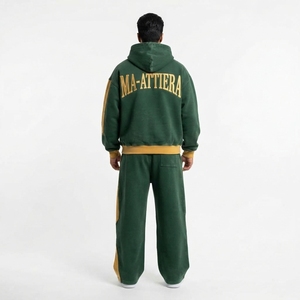 Conjunto de Sudadera con Capucha Verde Oscuro y Cremallera Dorada para Hombre y Pantalones de Pierna Ancha con Paneles Laterales en Contraste y Detalles de Tachuelas, Chándal Estilo Urbano, Personalizado OEM ODM - Product Image 2