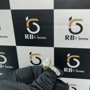 Anillo de Compromiso de Plata 925 con Moissanita Corte Pera y Diamantes Laterales en Forma de Corazón, Engaste Pavé, Estilo Clásico para Mujer - Product Image 3