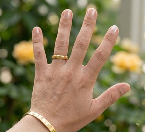 Anillo Facetado de Oro de 14Kt, Banda Poligonal de 4mm, Anillo Minimalista para Hombre y Mujer, Banda Lisa, Fabricante de Joyería Personalizada - Product Image 2