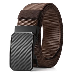 Cinturón Casual Marrón con Patrón de Fibra de Carbono, Hebilla de Cierre Automático, Estilo de Moldeo de una Sola Pieza, Duradero, para Hombre - Product Image 1