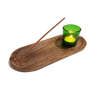 Plateau ovale en bois avec porte-bougie en verre vert et porte-encens, design minimaliste pour utilisation sur table