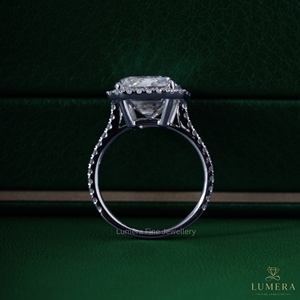Bague de fiançailles en diamant de laboratoire taille émeraude moderne 7,55 carats, style pavé halo caché, pour femme - Product Image 5