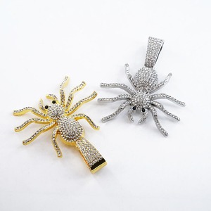 Collier ras du cou Hip Hop avec pendentif araignée noire incrustée de strass, chaîne à maillons plaquée or avec strass violets pour les occasions festives - Product Image 3