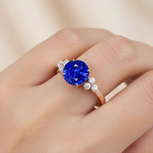 Bagues solitaires en or massif 14 carats avec saphir bleu de laboratoire taille ronde et halo de diamants véritables, certifiées IGI, serties à griffes - Product Image 2