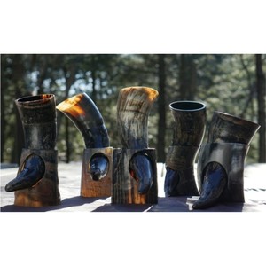 Jarra de cuerno vikinga hecha a mano con soporte de madera y adornos de latón, taza medieval para cerveza o hidromiel, jarra de cuerno de toro, apta para alimentos, regalo para padrinos de boda - Product Image 6