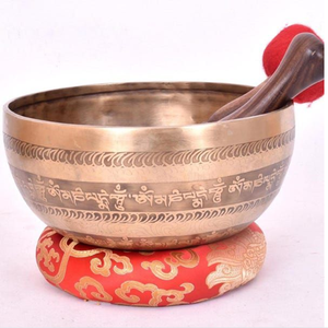 Bol chantant élégant avec inscription tibétaine gravée et bordures décoratives sur une base rouge, disponible à prix de gros. - Product Image 1