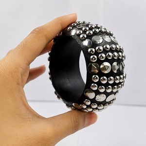 กำไลไม้ทำมือ Royal Charm ประดับหมุดโลหะ สีน้ำตาลเข้ม รูปทรงตามสั่ง - สำหรับของขวัญงานแต่งงานและวันครบรอบ - Product Image 2