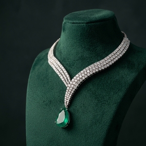 Collier en or pour femme, design de luxe et tendance, avec diamants de laboratoire taille poire et ronds, pureté VVS VS EF, idéal pour les soirées - Product Image 5