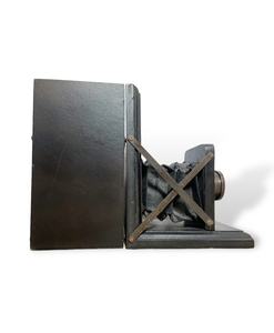 Porte-livres élégant en bois antique avec base en forme d'appareil photo ancien - Product Image 3