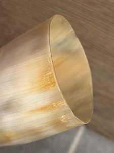 Tasse rustique en corne de bœuf Viking, faite à la main, en corne naturelle, récipient traditionnel pour boire, pour restaurants sur le thème du Moyen Âge - Product Image 4