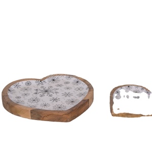 Plateau de service en bois manga naturel, plateau imprimé en forme de cœur - Product Image 1