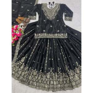 Ensemble de costume en satin de créateur avec broderie et travail de sequins pour un look de soirée - Product Image 2